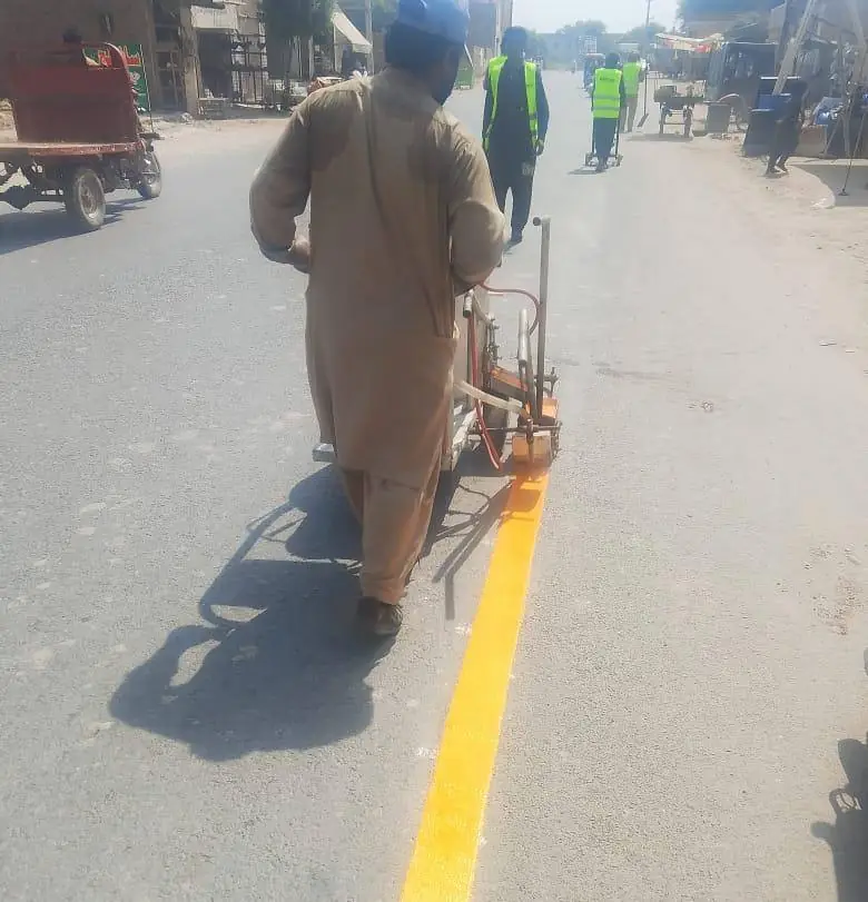 Yellow line marking on new road